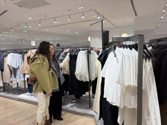 春日市场 撑起消费“半边天”CQ9电子最新网站她经济催热(图2) 春日市场 撑起消费“半边天”CQ9电子最新网站她经济催热(图2)