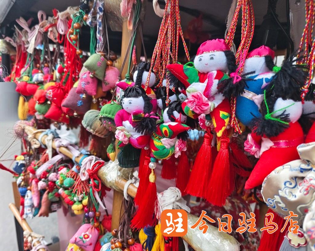 火”！驻马店街头的传统民俗“热”起来CQ9电子app端午未至 香包先“(图4)