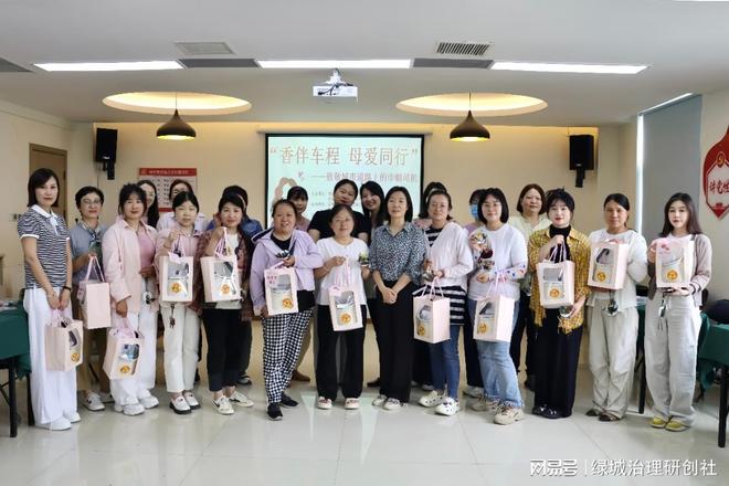 同行”——关爱巾帼司机母亲节暖心活动CQ9电子游戏网站“香伴车程 母爱(图2)