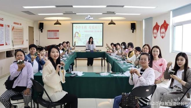 同行”——关爱巾帼司机母亲节暖心活动CQ9电子游戏网站“香伴车程 母爱(图3)